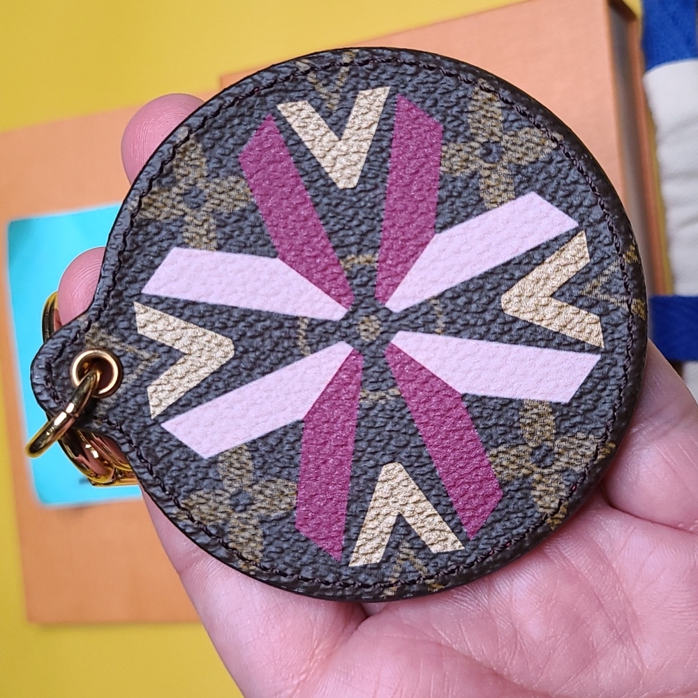 EUC LOUIS VUITTON ILLUSTRE MONOGRAM MULTI V CHARM
